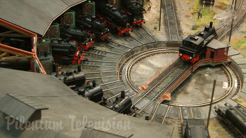 Bellísima maqueta ferroviaria con trenes de vapor en escala HO