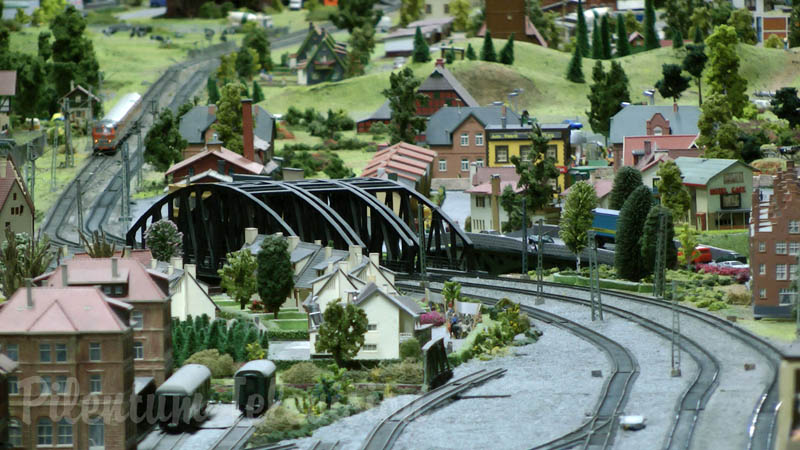 Trenes en miniatura en el museo del ferrocarril de Múnich en Baviera en escala HO