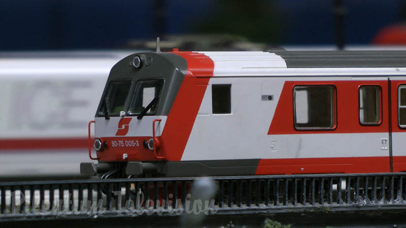 Plastico ferroviario in scala HO con treni in transito nel Museo Ferroviario a Monaco di Baviera