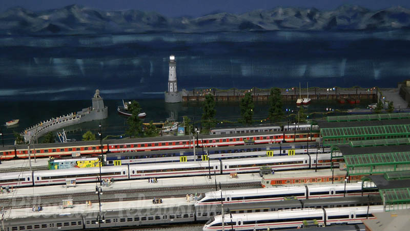 Plastico ferroviario in scala HO con treni in transito nel Museo Ferroviario a Monaco di Baviera