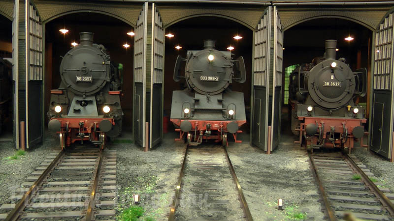 Trenes de vapor y locomotoras a vapor en una maqueta ferroviaria en escala 1/32