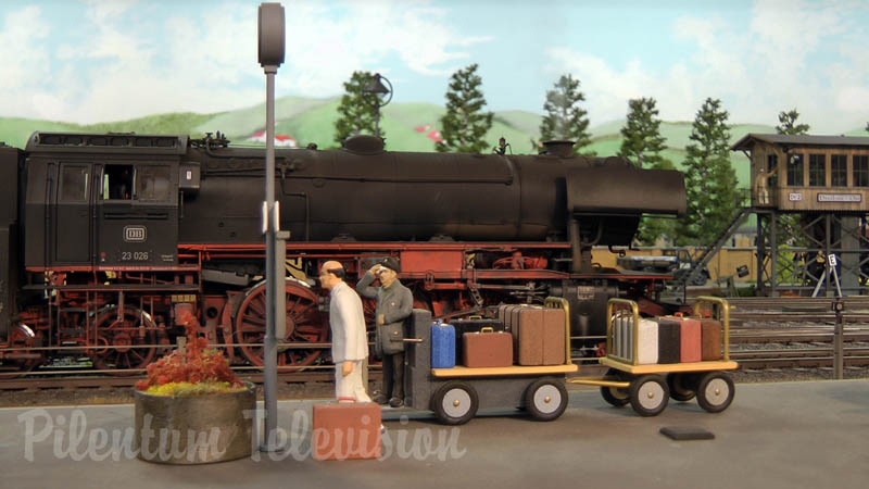 Plastico ferroviario con treni a vapore e locomotive a vapore in transito in scala 1/32