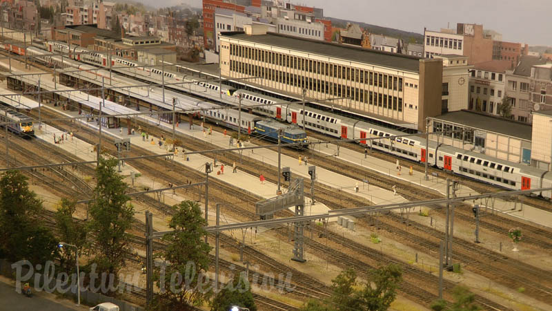 Heavy Freight Trains and Passenger Model Trains in action