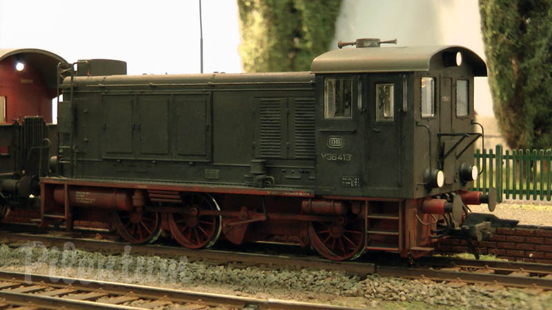 Maqueta ferroviaria con trenes diesel y con locomotoras del vapor con generator de sonidos en escala 1/45