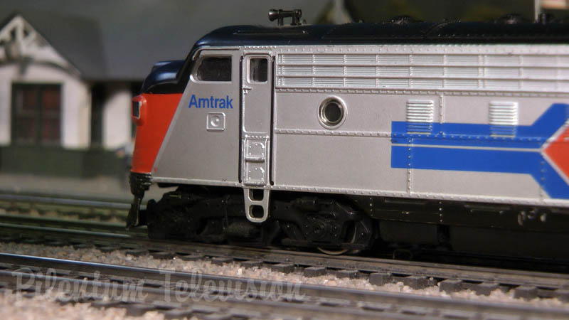 Amtrak vonatok, a Burlington Nothern vasutak és a Pennsylvania vasút HO Scale elrendezés