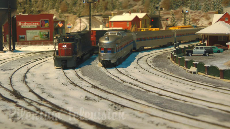 Merveilleuse maquette de chemin de fer américain en échelle HO avec un paysage en hiver