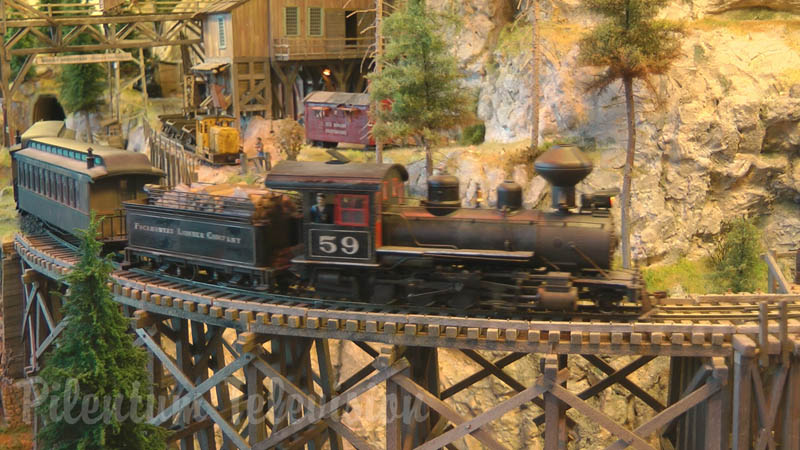 Americana maquete ferroviária em escala 1/45 com locomotivas a vapor