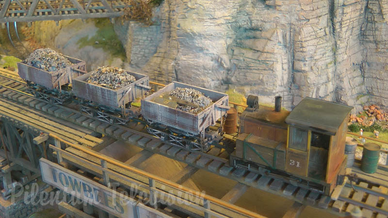 Locomotives à vapeur en un réseau miniature en échelle 0