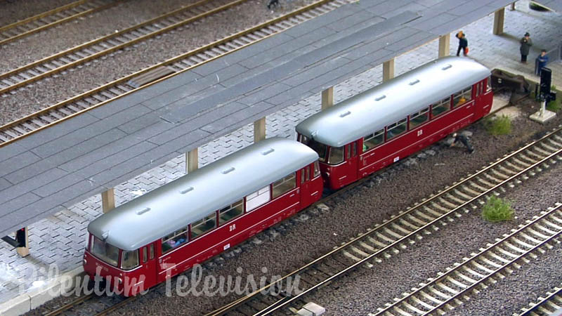 Plastico HO con treni in transito nell'ex Germania dell'Est