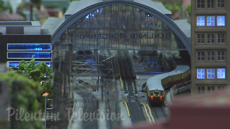 Modelljärnväg i Berlin på 900 m² med model tåg i skala HO