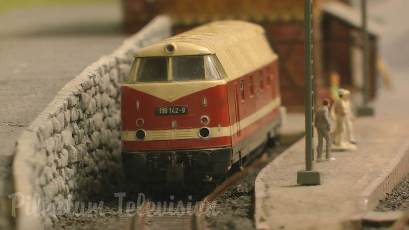 Trenes eléctricos en una maqueta en escala HO realizado por un club de modelismo ferroviario en Alemania