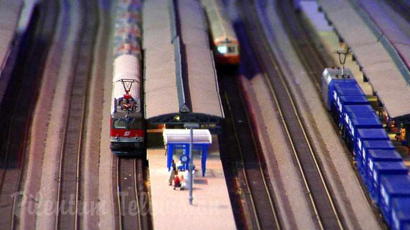 Maqueta HO con trenes de juguete de Alemania