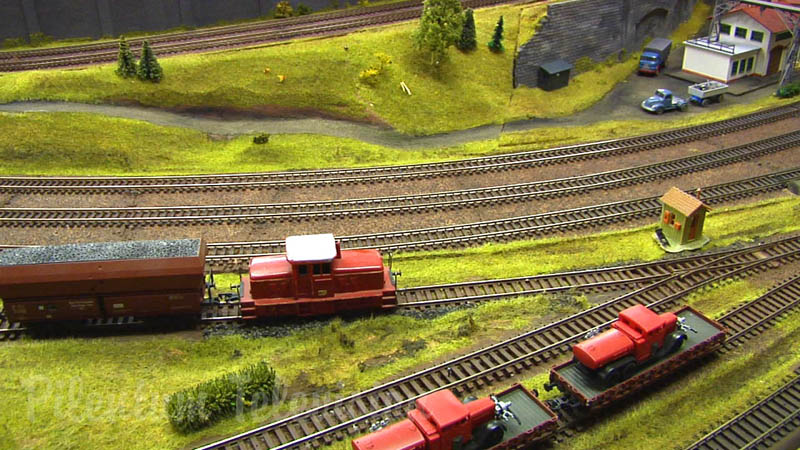 Maqueta HO con trenes de juguete de Alemania
