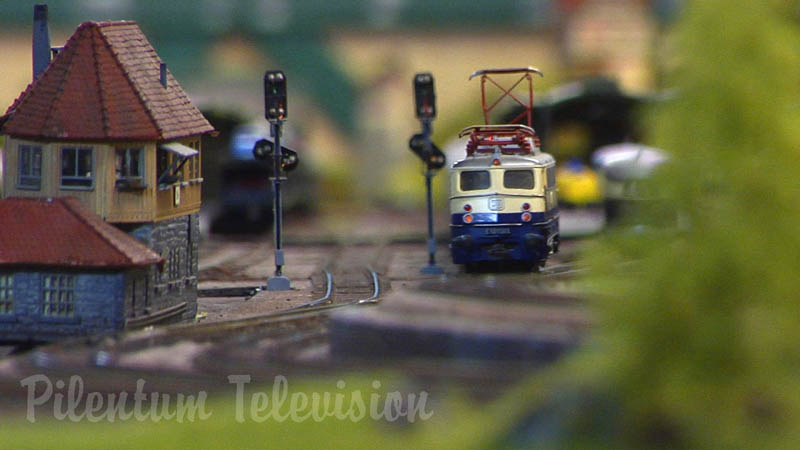 Réseau HO merveilleux avec des trains en miniatur d'Allemagne