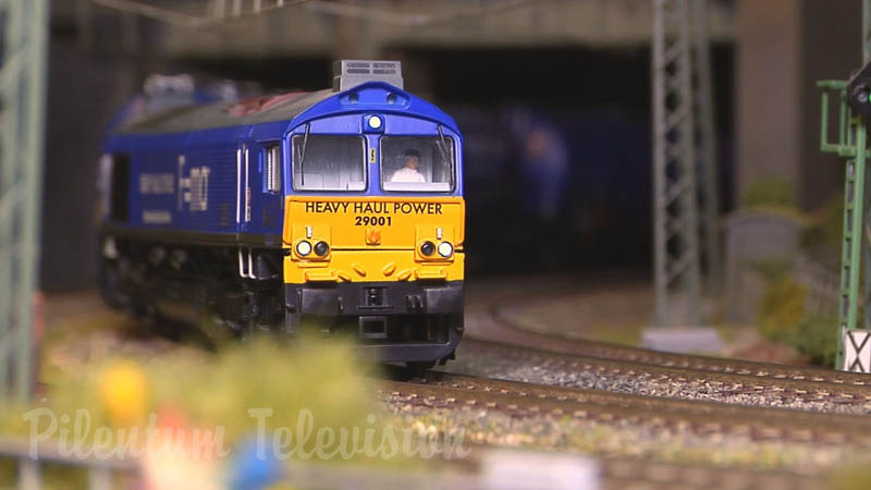 Miniaturowy świat pociągów z zabawkami: ponad 75 różnych lokomotyw i pociągów