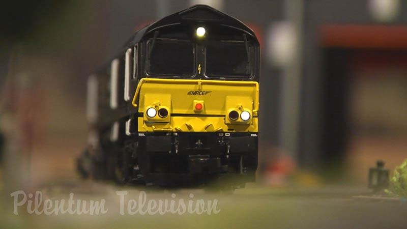 Miniaturowy świat pociągów z zabawkami: ponad 75 różnych lokomotyw i pociągów