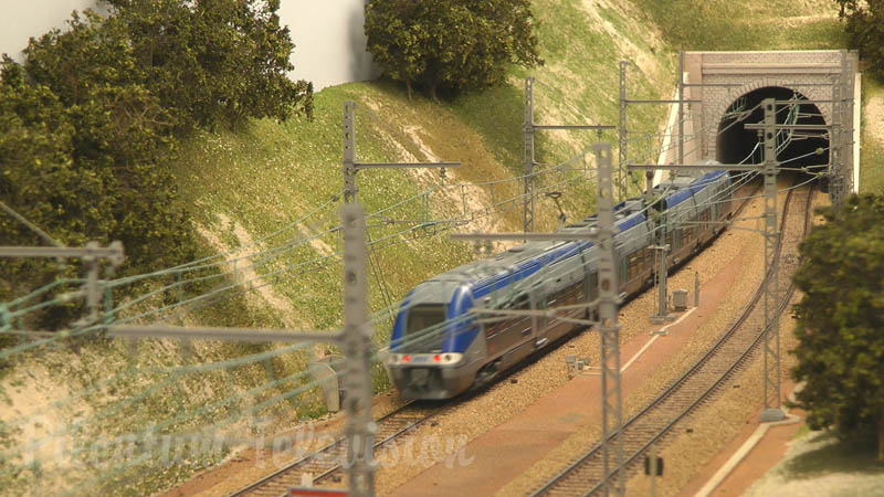 Maquete ferroviária e trens elétricos da JOUEF em escala HO