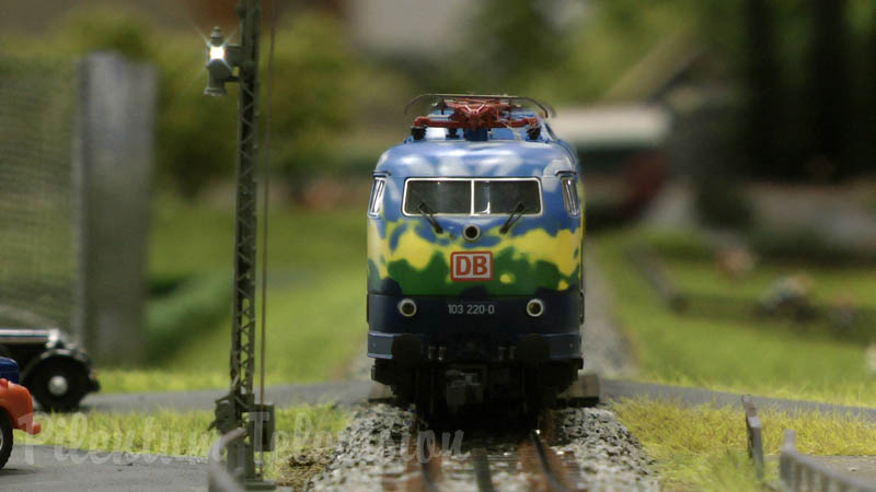 Marklin, Fleischmann 및 Roco가 만든 모델 기차로 독일에서 철도 전시회를 모델링합니다