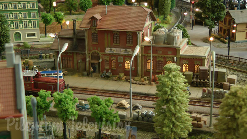 Marklin, Fleischmann 및 Roco가 만든 모델 기차로 독일에서 철도 전시회를 모델링합니다