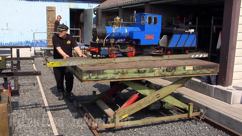 Train de jardin avec des locomotives à vapeur vive