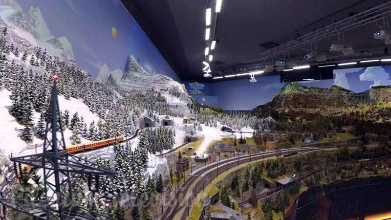 Il plastico ferroviario meraviglioso di signor Porsche nel suo museo per i treni in miniatura