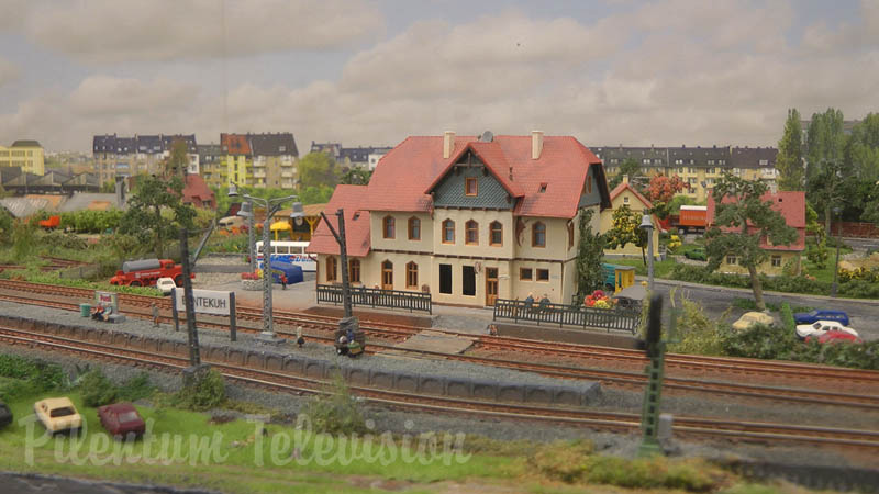 Réseau ferroviaire avec des trains en miniature de Marklin à échelle Z