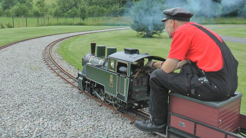 La locomotora de vapor en el ferrocarril de jardín del Señor Porsche