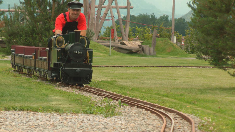 La locomotive à vapeur du chemin de fer de jardin de Monsieur Porsche