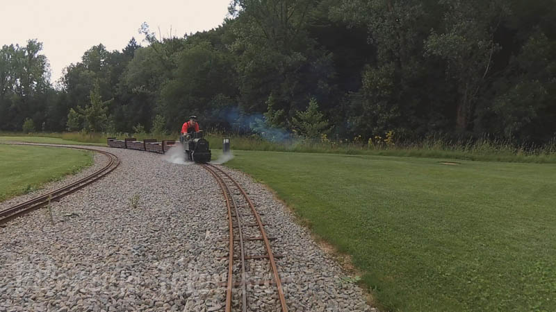 La locomotora de vapor en el ferrocarril de jardín del Señor Porsche
