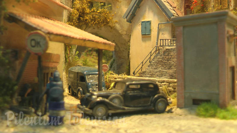 Le petit diorama à voie étroite du village français «Mouville» de Henk Wust et Jan van Mourik