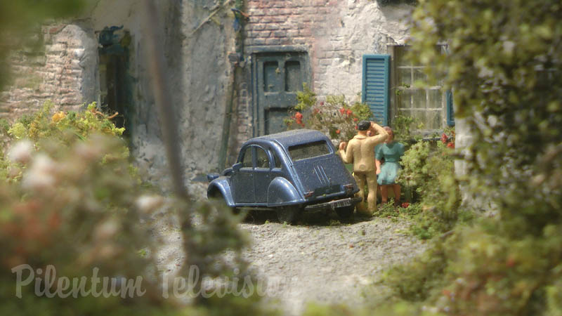 Le petit diorama à voie étroite du village français «Mouville» de Henk Wust et Jan van Mourik