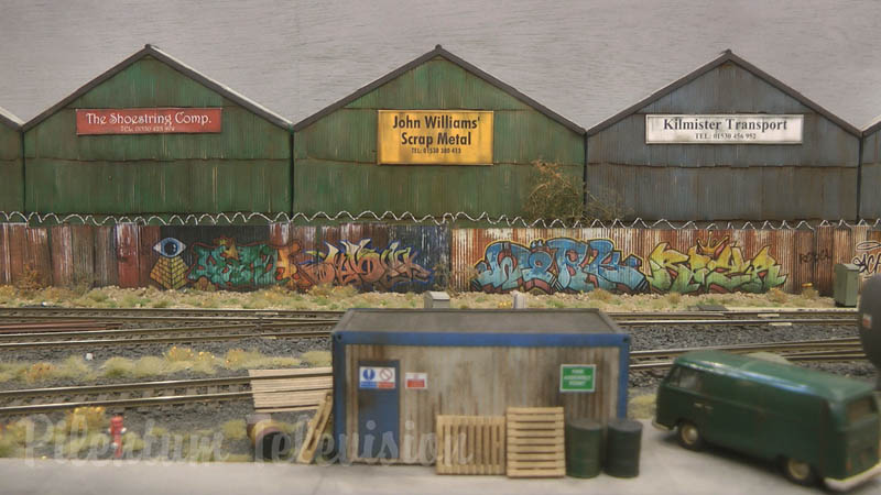 Trens miniaturas na estação de triagem em escala 00 na Grã-Bretanha