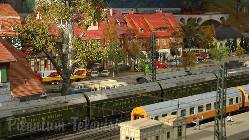 Treni in transito in scala O nel Museo Ferroviario di Dresda