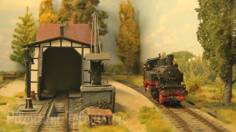 Maqueta ferroviaria con locomotoras a vapor y automotor diésel de Prusia en escala HO