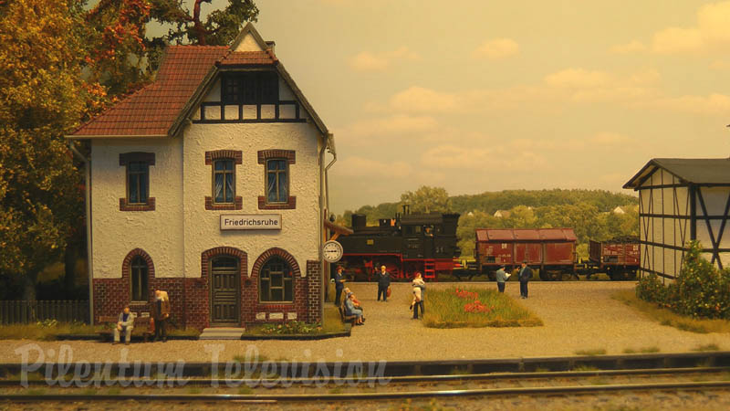 Maqueta ferroviaria con locomotoras a vapor y automotor diésel de Prusia en escala HO