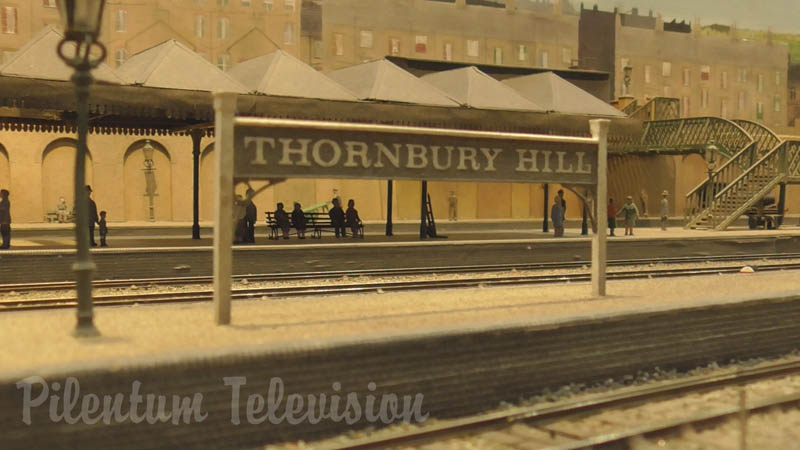 Model železnice Thornbury Hill v měřítku OO s britskými modelovými vlaky