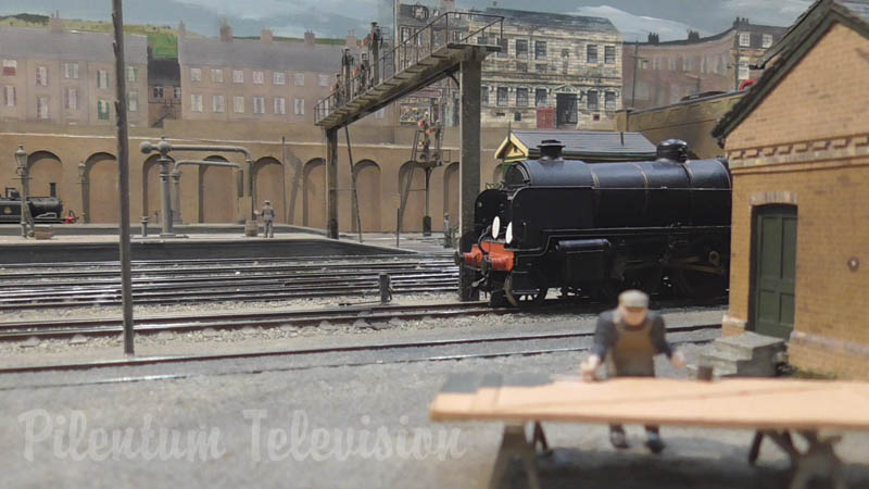 Model železnice Thornbury Hill v měřítku OO s britskými modelovými vlaky