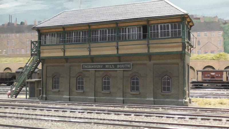 Maquete de ferromodelismo “Thornbury Hill” com trens miniaturas britânicos em escala OO