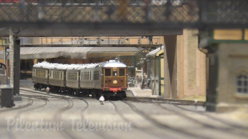 Макет железной дороги «Торнбери Хилл» в масштабе ОО (1:45) с моделями британских поездов поездов