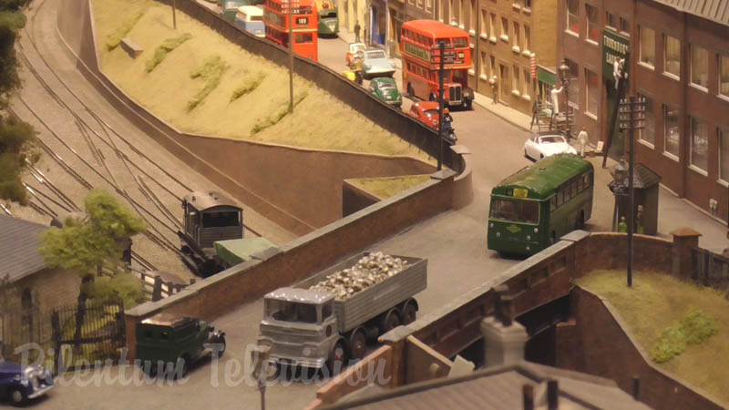 Maquete de ferromodelismo “Thornbury Hill” com trens miniaturas britânicos em escala OO