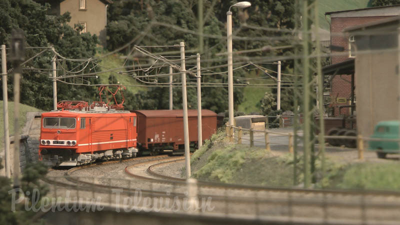 Model kolejowy z Niemiec z siecią trakcyjną do pociągów elektrycznych