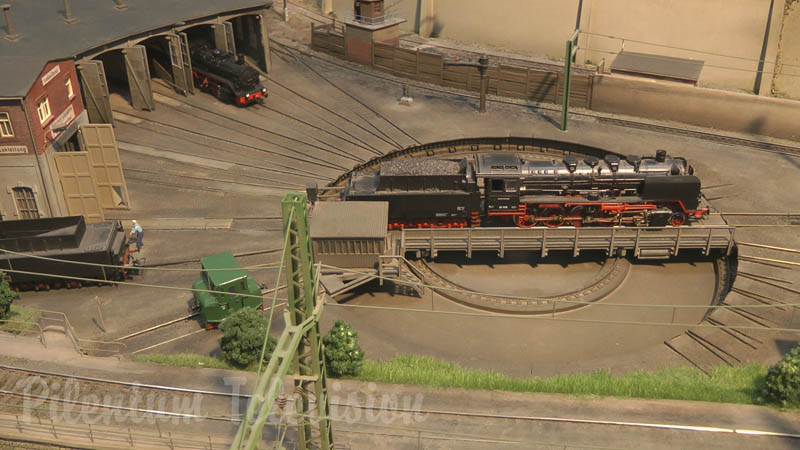 Model kolejowy z Niemiec z siecią trakcyjną do pociągów elektrycznych