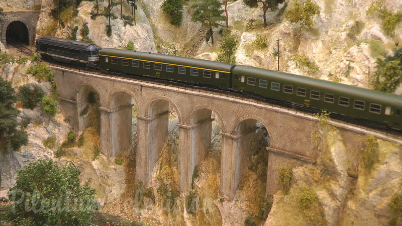 Wakacje we Francji: Makieta kolejowa w skali H0 z miniaturowymi pociągami