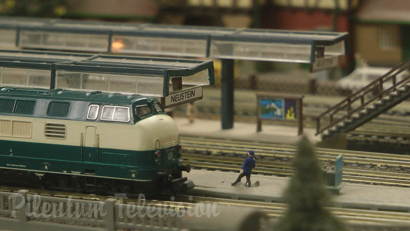 Trenes de juguete en escala N - Una maqueta ferroviaria de los años 90 en Alemania