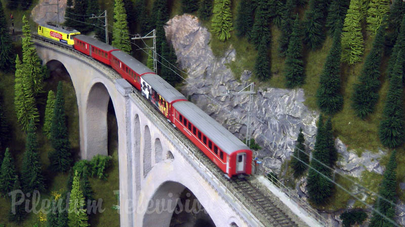 Trenini dalla Svizzera attraversano il ponte della ferrovia in scartamento metrico