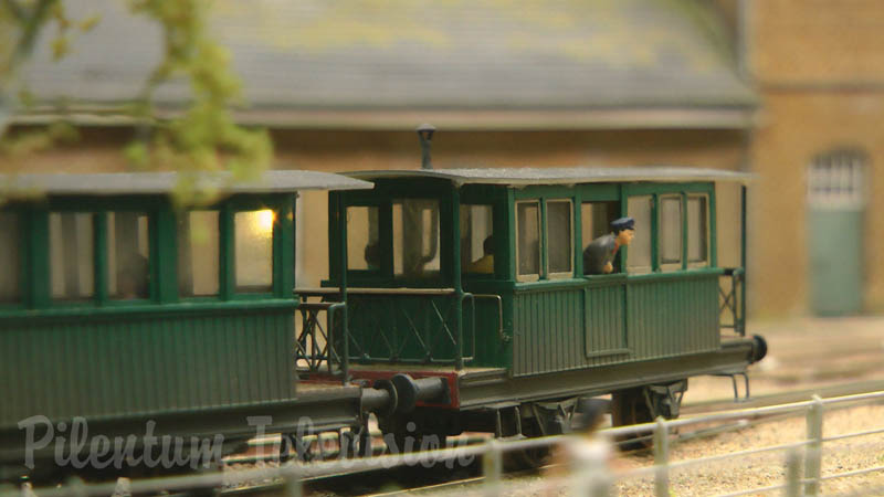 Modelová železnice v měřítku H0 s parní tramvaje a parní lokomotivy