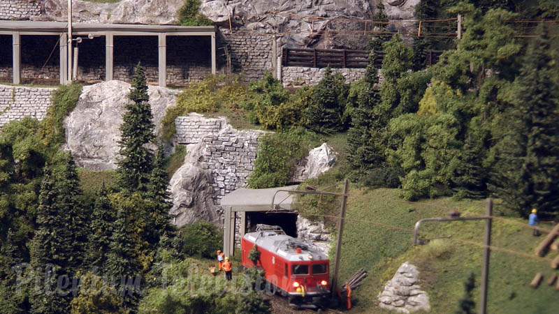 Mycket realistisk modelljärnväg av Schweiz: Rätiska järnvägen [Rhätische Bahn] i skala 1/87