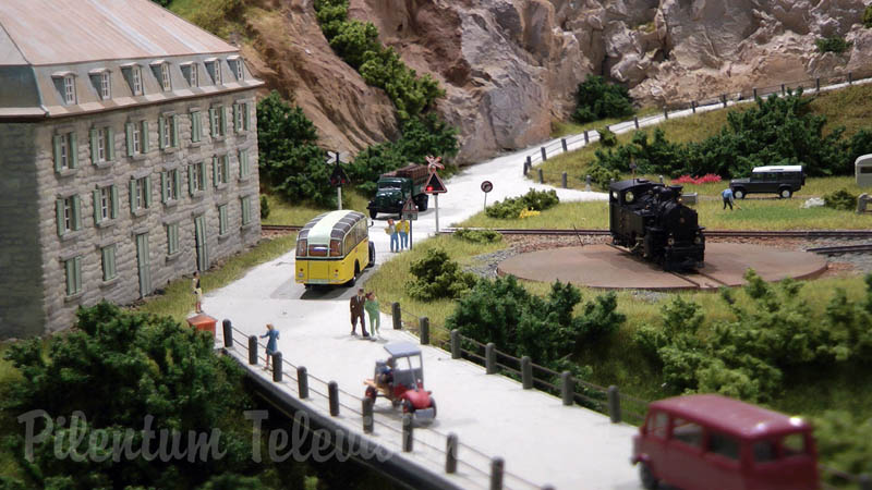 Stoomlocomotieven en diesellocomotieven op de historische Furka Spoorlijn in Zwitserland