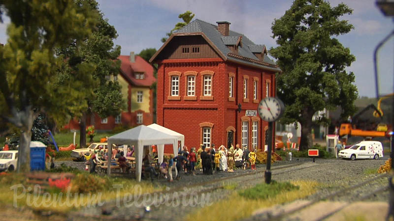 Мир модельных поездов: немецкий макет железной дороги в масштабе H0 (1:87) с мощными локомотивами