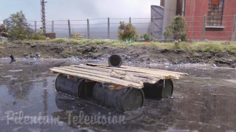 Perfect Weathering: Scrapyard Model Railroad Layout by Samuel de Zutter in 1/32 scale